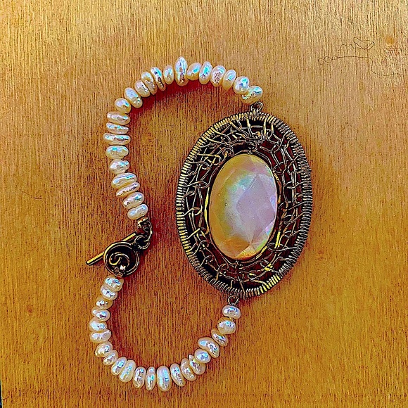 Mother of Pearl & Freshwater Pearl bracelet - Picture 2 of 3